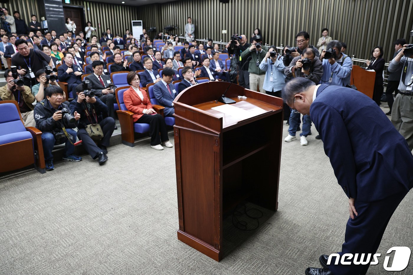 본문 이미지 - 윤재옥 국민의힘 원내대표 겸 대표 권한대행이 19일 오전 서울 여의도 국회에서 열린 원외조직위원장 간담회에서 인사하고 있다. 2024.4.19/뉴스1 ⓒ News1 구윤성 기자