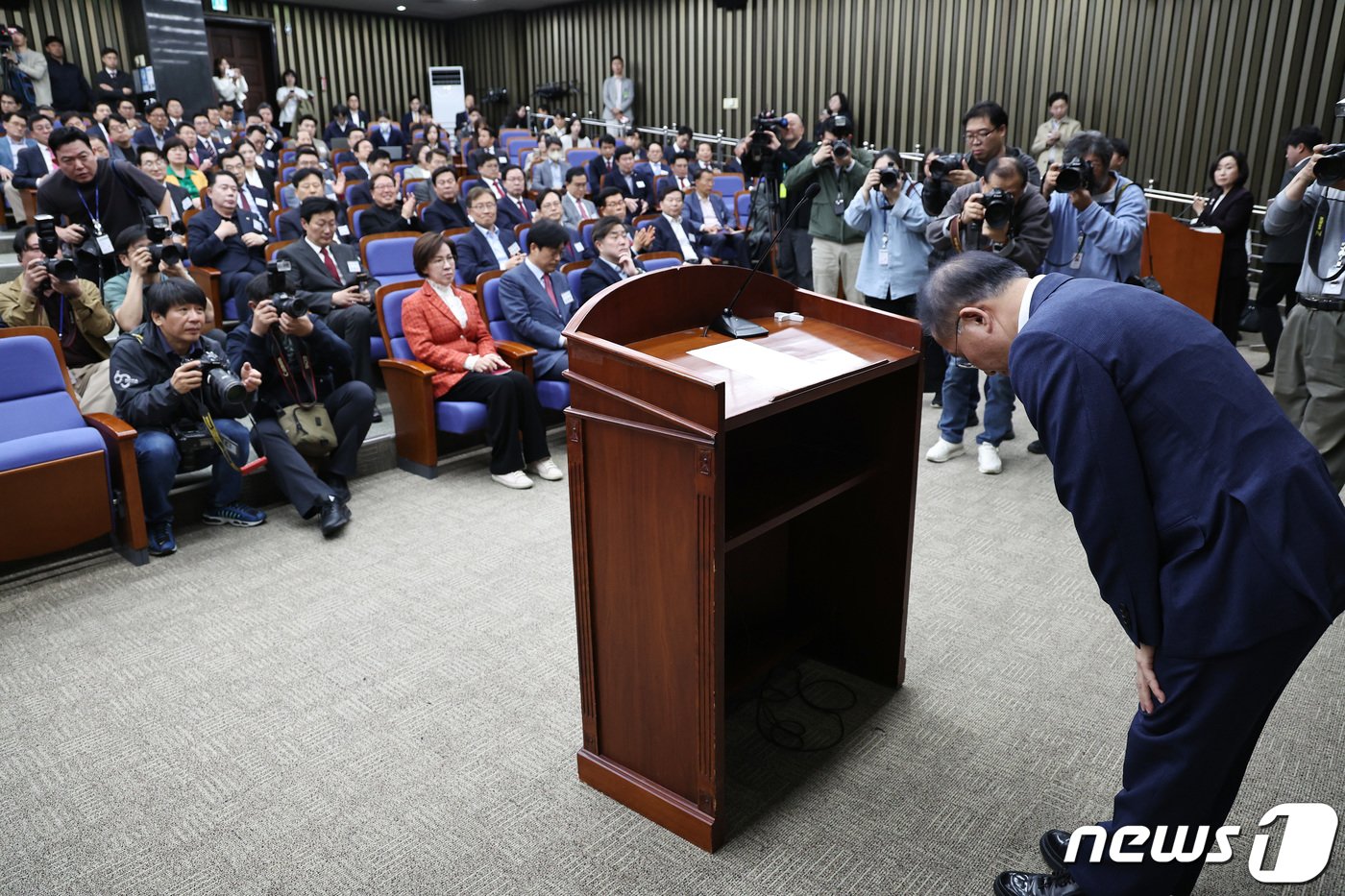 윤재옥 국민의힘 원내대표 겸 대표 권한대행이 19일 오전 서울 여의도 국회에서 열린 원외조직위원장 간담회에서 인사하고 있다. 2024.4.19/뉴스1 ⓒ News1 구윤성 기자