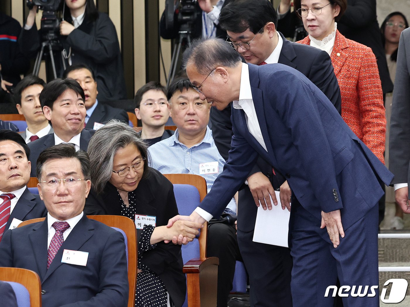 윤재옥 국민의힘 원내대표 겸 대표 권한대행이 19일 오전 서울 여의도 국회에서 열린 원외조직위원장 간담회에 참석하며 이수정 원외위원장과 인사 나누고 있다. 2024.4.19/뉴스1 ⓒ News1 구윤성 기자