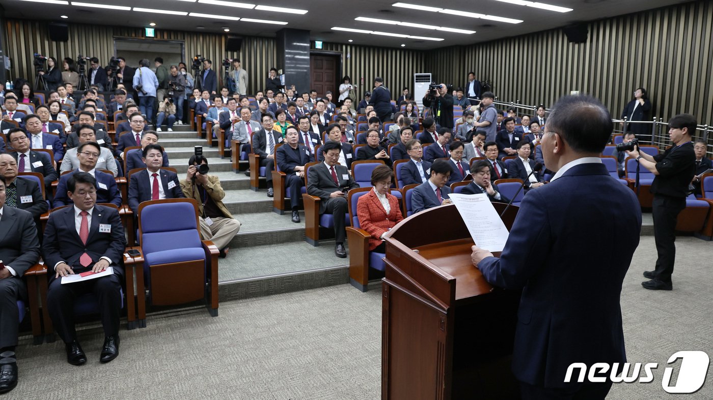 윤재옥 국민의힘 원내대표 겸 대표 권한대행이 19일 오전 서울 여의도 국회에서 열린 원외조직위원장 간담회에서 발언하고 있다. 2024.4.19/뉴스1 ⓒ News1 구윤성 기자