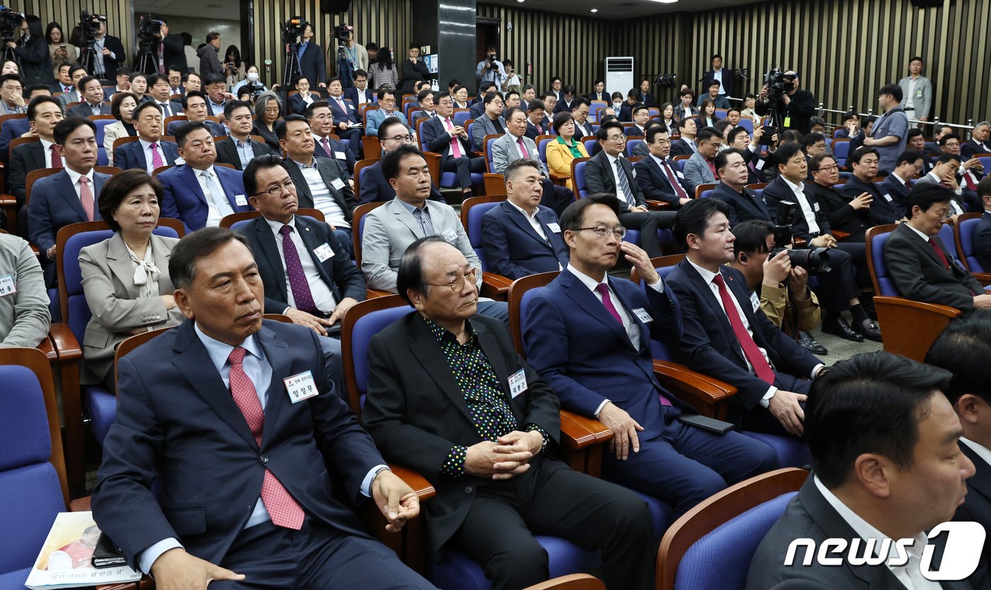 본문 이미지 - 19일 오전 서울 여의도 국회에서 열린 국민의힘 원외조직위원장 간담회에서 제22대 국회의원선거 수도권 낙선자들을 비롯한 원외조직위원장이 윤재옥 대표 권한대행의 발언을 듣고 있다. 2024.4.19/뉴스1 ⓒ News1 구윤성 기자