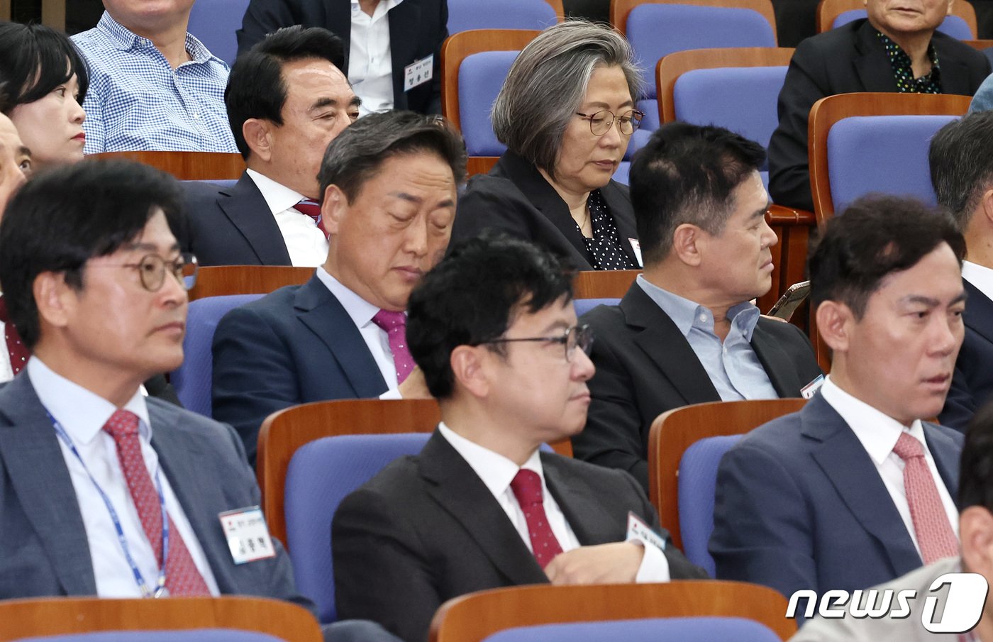 본문 이미지 - 19일 오전 서울 여의도 국회에서 열린 국민의힘 원외조직위원장 간담회에서 이수정 후보를 비롯한 제22대 국회의원선거 수도권 지역 낙선자와 원외조직위원장이 윤재옥 대표 권한대행의 발언을 듣고 있다. 2024.4.19/뉴스1 ⓒ News1 구윤성 기자