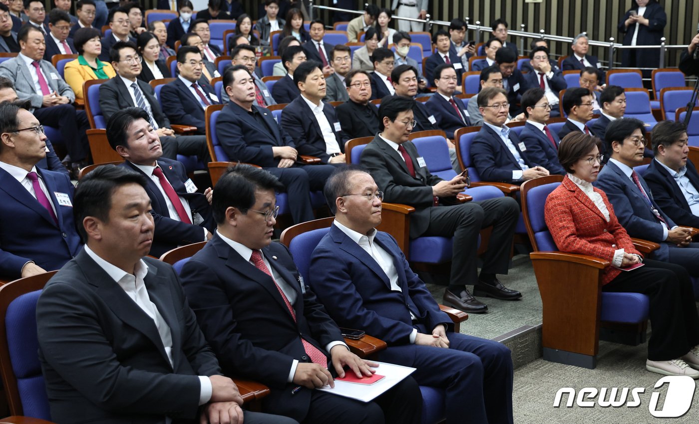 윤재옥 국민의힘 원내대표 겸 대표 권한대행이 19일 오전 서울 여의도 국회에서 열린 원외조직위원장 간담회에 자리하고 있다. 2024.4.19/뉴스1 ⓒ News1 구윤성 기자