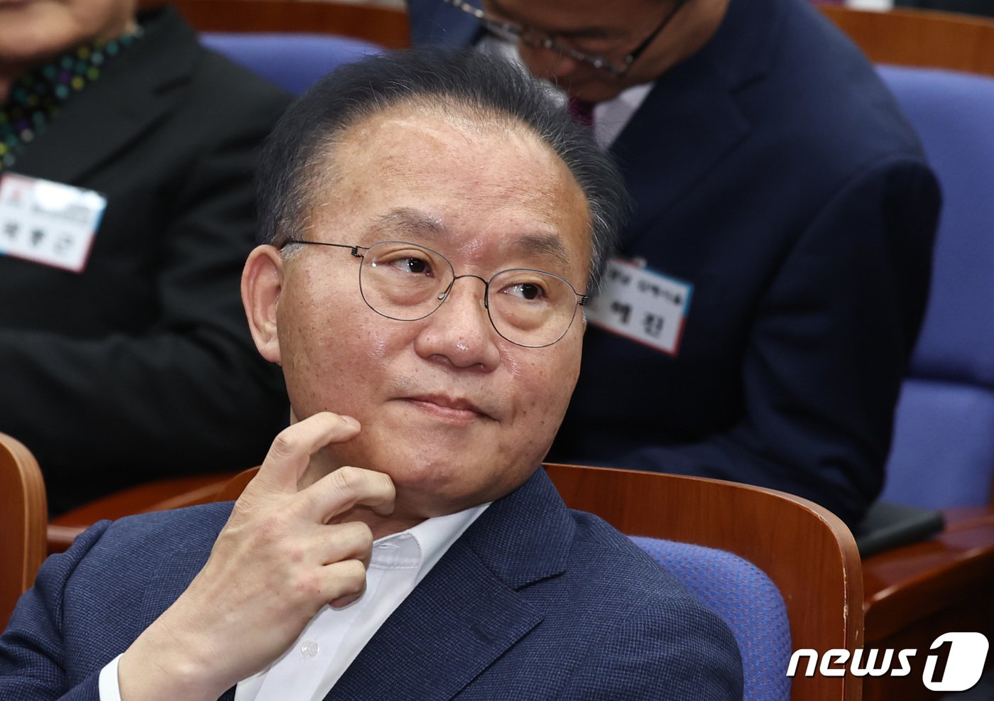 본문 이미지 - 윤재옥 국민의힘 원내대표 겸 대표 권한대행(왼쪽)이 19일 오전 서울 여의도 국회에서 열린 원외조직위원장 간담회에서 생각에 잠겨 있다. 2024.4.19/뉴스1 ⓒ News1 구윤성 기자