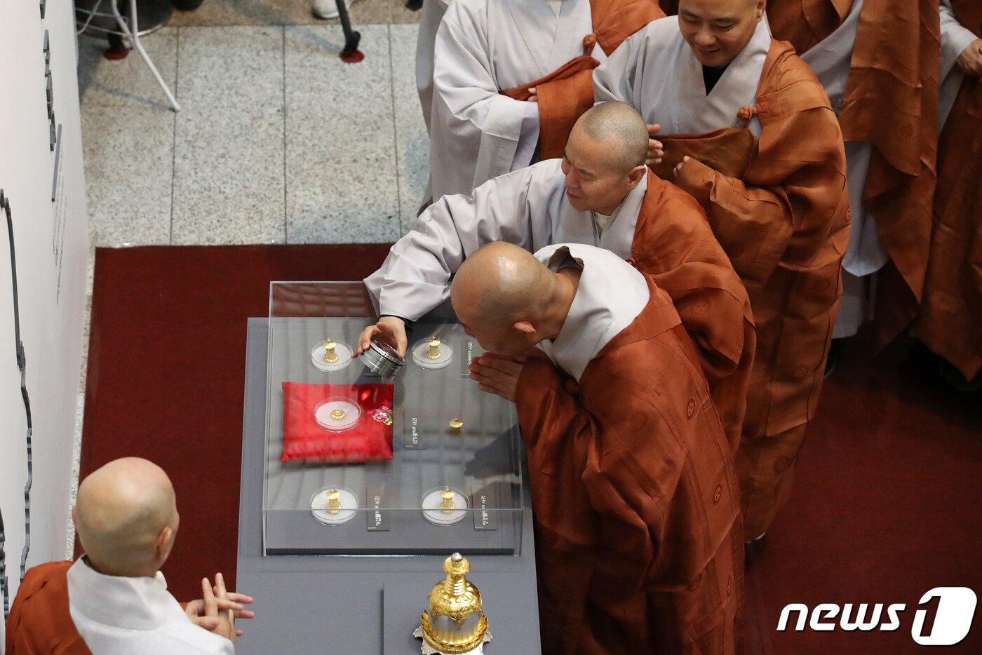 본문 이미지 - 19일 서울 종로구 한국불교역사문화기념관에서 열린 보스턴 미술관 소장 회암사 사리 이운 고불식에서 스님들이 환수된 사리를 살펴보고 있다. 2024.4.19/뉴스1 ⓒ News1 이승배 기자