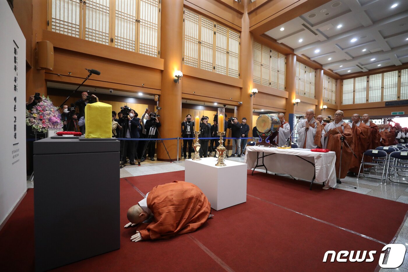 본문 이미지 - 봉선사 주지 호산 스님이 19일 서울 종로구 한국불교역사문화기념관에서 열린 보스턴 미술관 소장 회암사 사리 이운 고불식을 봉행하고 있다. 2024.4.19/뉴스1 ⓒ News1 이승배 기자