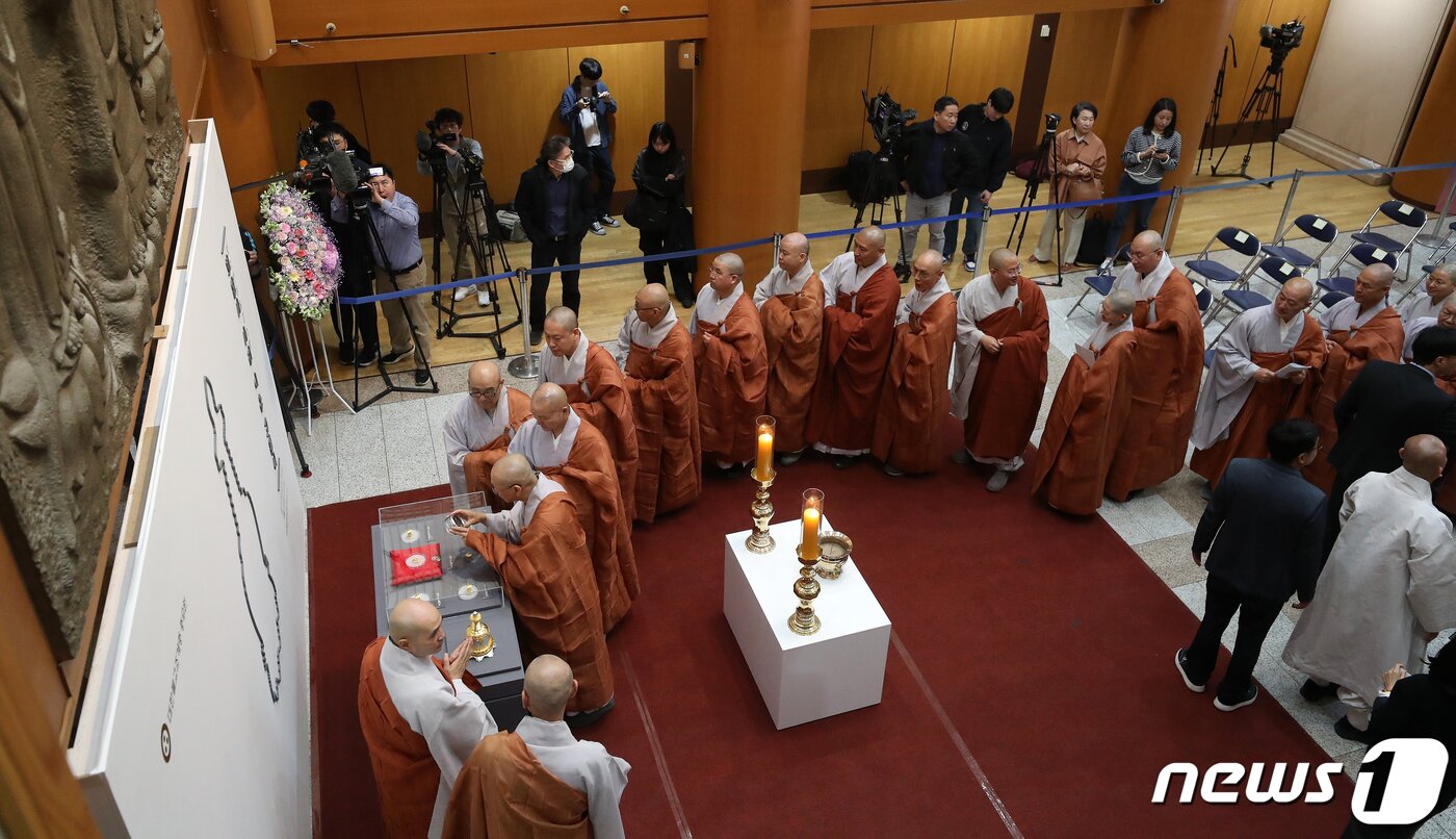 19일 서울 종로구 한국불교역사문화기념관에서 열린 보스턴 미술관 소장 회암사 사리 이운 고불식에서 스님들이 환수된 사리를 살펴보고 있다. 2024.4.19/뉴스1 ⓒ News1 이승배 기자