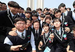 이재명 대표, 4·19혁명 기념식 참석 학생들과 기념촬영