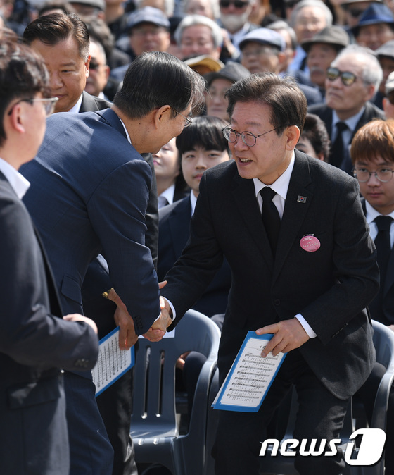 4.19혁명 기념식서 인사하는 한덕수·이재명