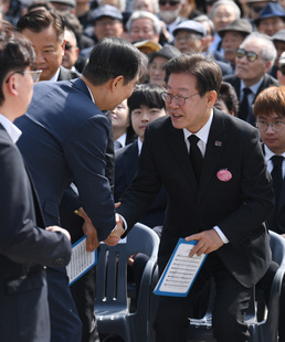  4.19혁명 기념식서 인사하는 한덕수·이재명