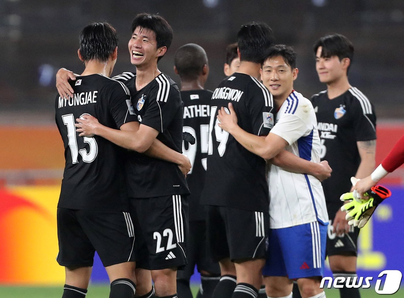 본문 이미지 - 남태희(오른쪽)가 아시아축구연맹(AFC) 챔피언스리그 4강 1차전을 마친 뒤 울산 HD 선수들과 인사하고 있다.  ⓒ 로이터=뉴스1
