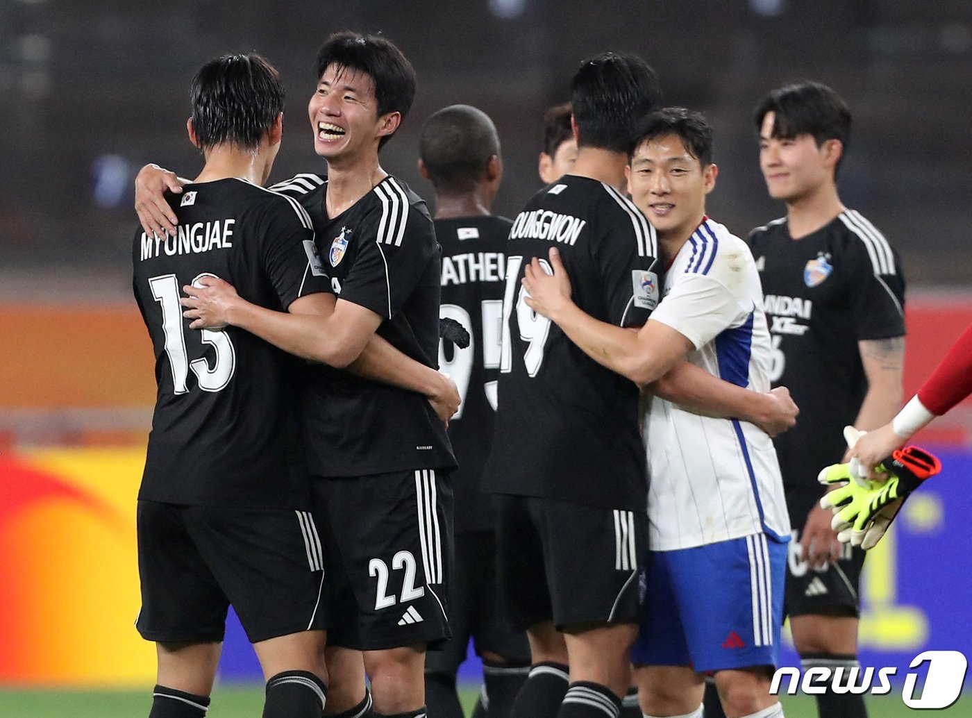 남태희&#40;오른쪽&#41;가 아시아축구연맹&#40;AFC&#41; 챔피언스리그 4강 1차전을 마친 뒤 울산 HD 선수들과 인사하고 있다.  ⓒ 로이터=뉴스1