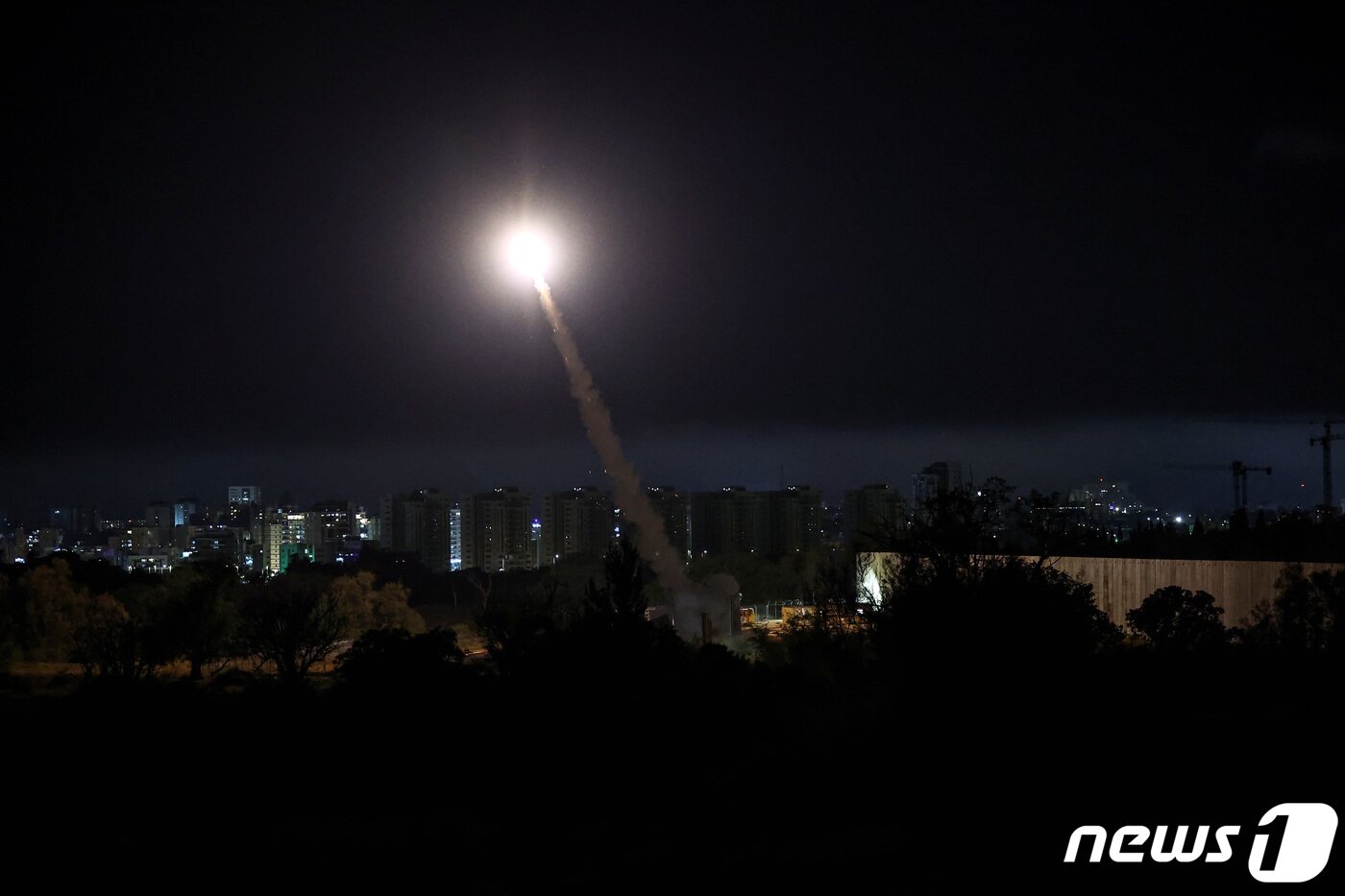 An Israel&#39;s Iron Dome anti-missile system fires to intercept a rocket launched from the Gaza Strip, as seen from the city of Ashkelon ⓒ 로이터=뉴스1 ⓒ News1 이종덕 기자