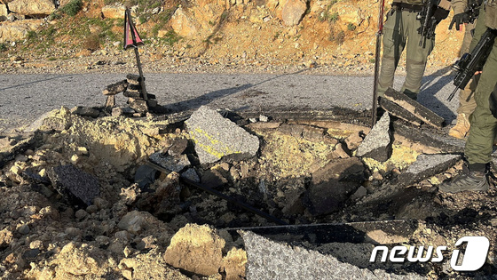 [포토] 이란 공습으로 손상된 이스라엘 도로