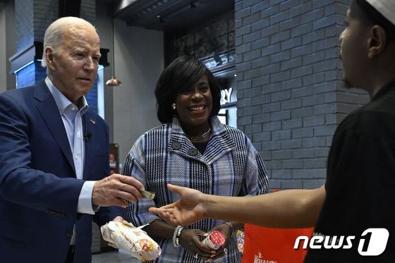 [사진] 필라델피아 가게서 샌드위치 사는 바이든 대통령
