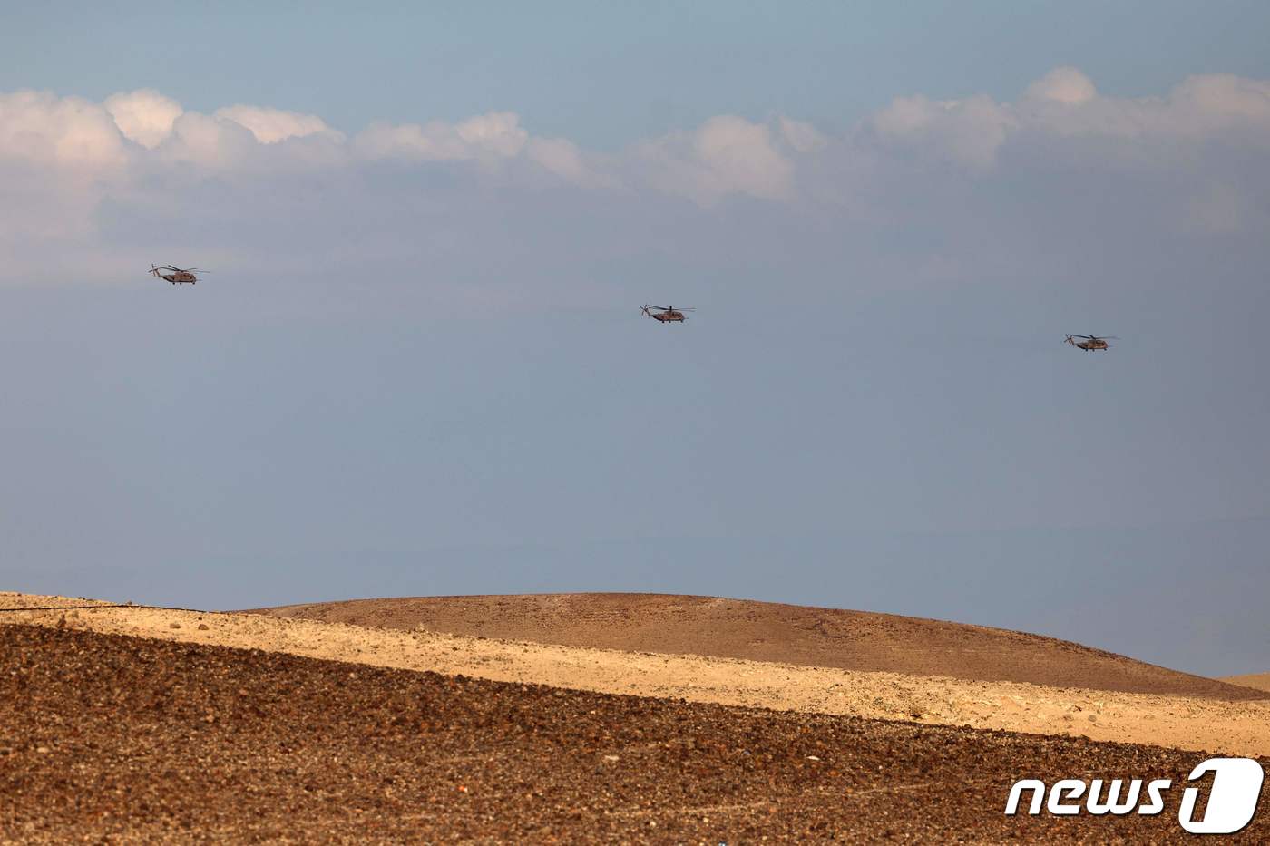 (네게브 AFP=뉴스1) 정지윤 기자 = 14일(현지시간) 이스라엘 남부 네게브 사막에 이스라엘 공군의 헬기가 날아다니고 있다. 2024.04.14ⓒ AFP=뉴스1