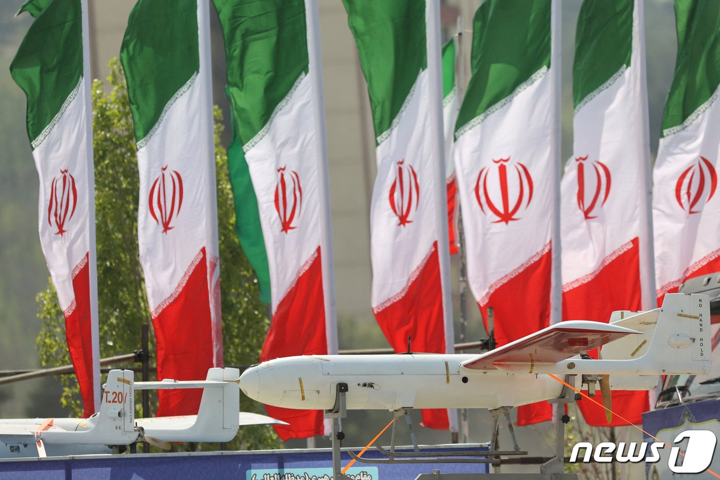 본문 이미지 - 17일&#40;현지시간&#41; 이란 테헤란에서 국군의 날을 맞아 행진을 하는 가운데 드론이 보인다. 2024.04.17 ⓒ 로이터=뉴스1 ⓒ News1 정지윤 기자