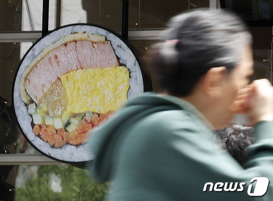 서민 대표 음식 김밥 값도 덩달아 상승