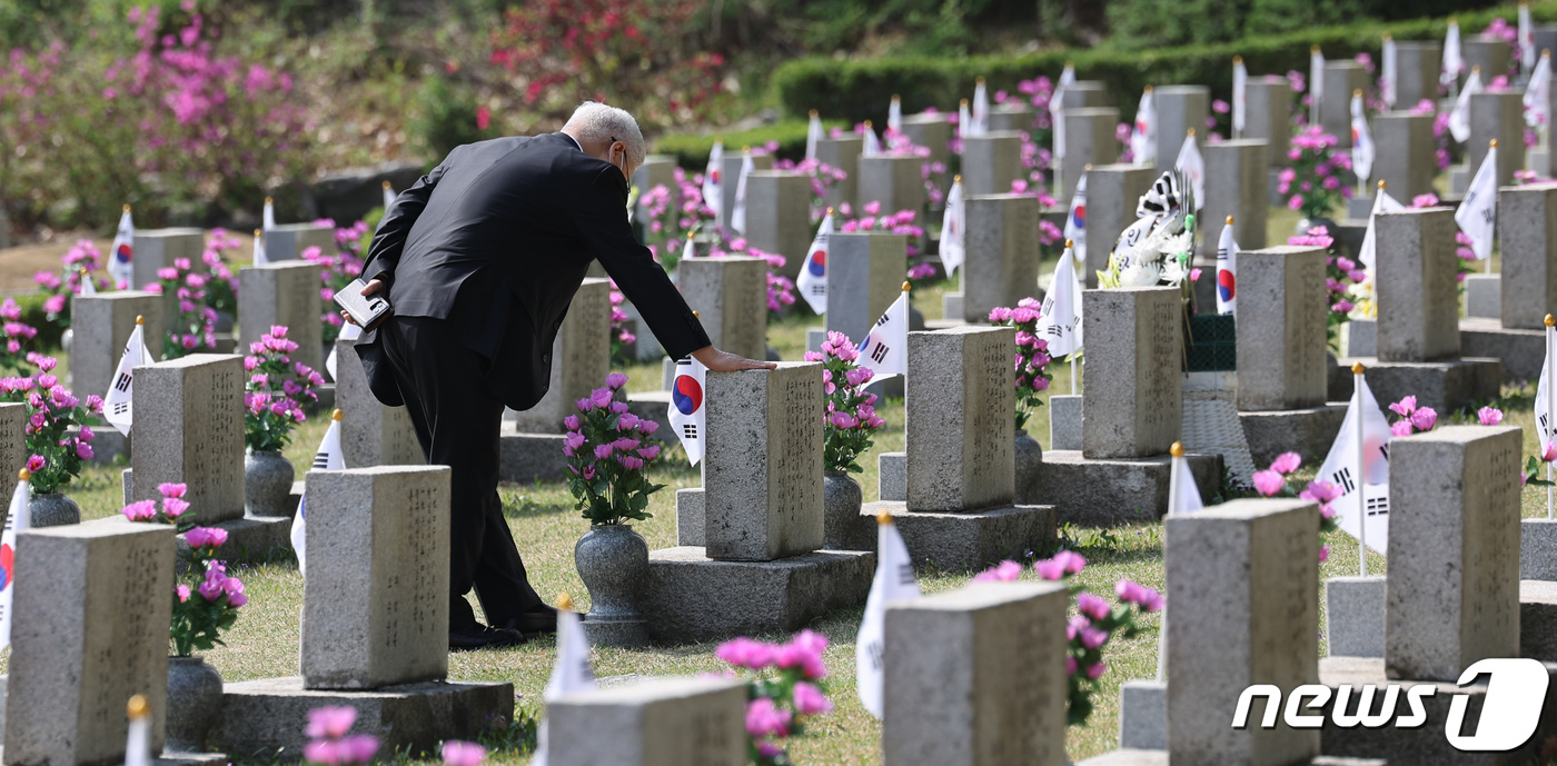 (서울=뉴스1) 박지혜 기자 = 4·19혁명 기념일인 19일 오전 서울 강북구 국립 4·19민주묘지를 찾은 유족이 묘비를 만져보고 있다. 2024.4.19/뉴스1