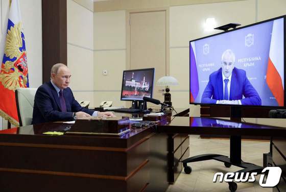 [사진] 악시오노프 크림반도 수장과 화상으로 만나는 푸틴