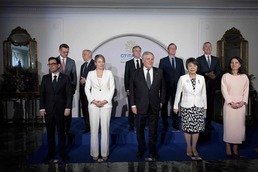 [사진] 포즈 취하는 G7 외무와 나토 사무총장, EU 지도부
