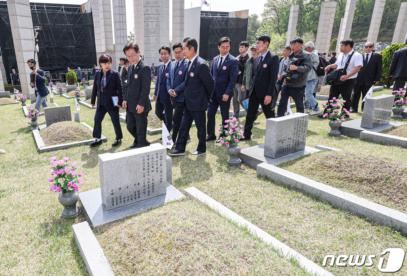 (서울=뉴스1) 박지혜 기자 = 이재명 더불어민주당 대표가 19일 오전 서울 강북구 국립4.19민주묘지에서 거행된 제64주년 4.19혁명 기념식을 마친 뒤 민주묘지를 둘러보고 있다 …