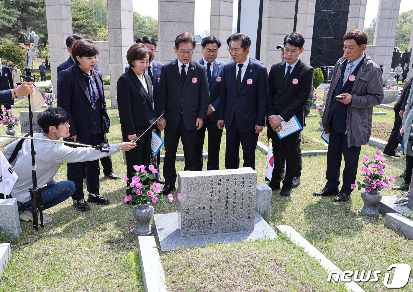 (서울=뉴스1) 박지혜 기자 = 이재명 더불어민주당 대표가 19일 오전 서울 강북구 국립4.19민주묘지에서 거행된 제64주년 4.19혁명 기념식을 마친 뒤 민주묘지를 둘러보고 있다 …