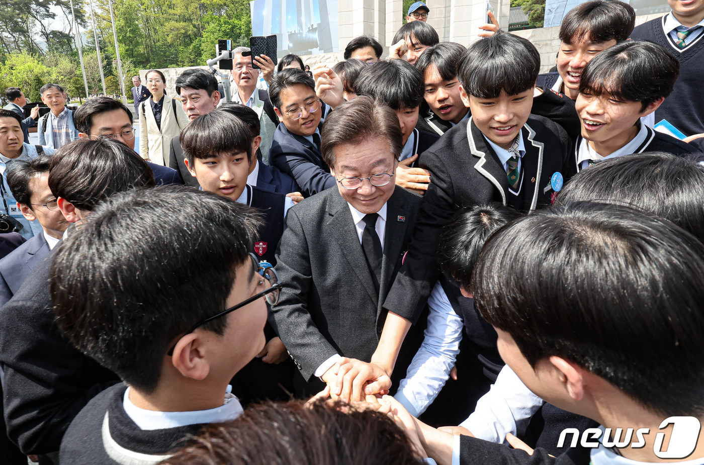 (서울=뉴스1) 박지혜 기자 = 이재명 더불어민주당 대표가 19일 오전 서울 강북구 국립4.19민주묘지에서 거행된 제64주년 4.19혁명 기념식을 마친 뒤 대광고 학생들과 인사하고 …