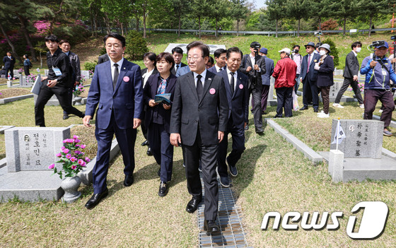 4.19민주묘지 둘러보는 이재명 민주당 대표