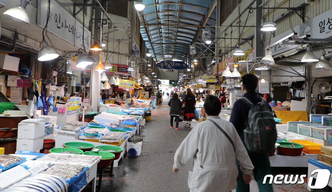 본문 이미지 - 평일 점심시간 무렵 북적이는 양동시장의 모습/뉴스1DB ⓒ News1 이수민 기자