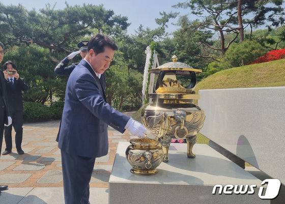 김대중 전 대통령 묘소 참배하는 이석현 비대위원장