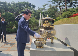 김대중 전 대통령 묘소 참배하는 이석현 비대위원장