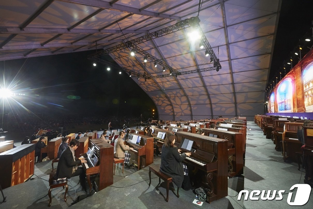 본문 이미지 - 지난 2023년 피아노섬 축제에서 연주하는 104명의 피아니스트 (신안군 제공)/뉴스1 