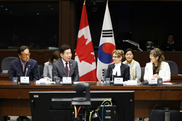 김진표 국회의장, 레이몽드 가네 상원의장과 회담