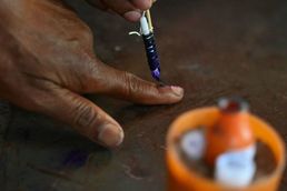 [포토]인도 총선 검지손가락에 기표 표시