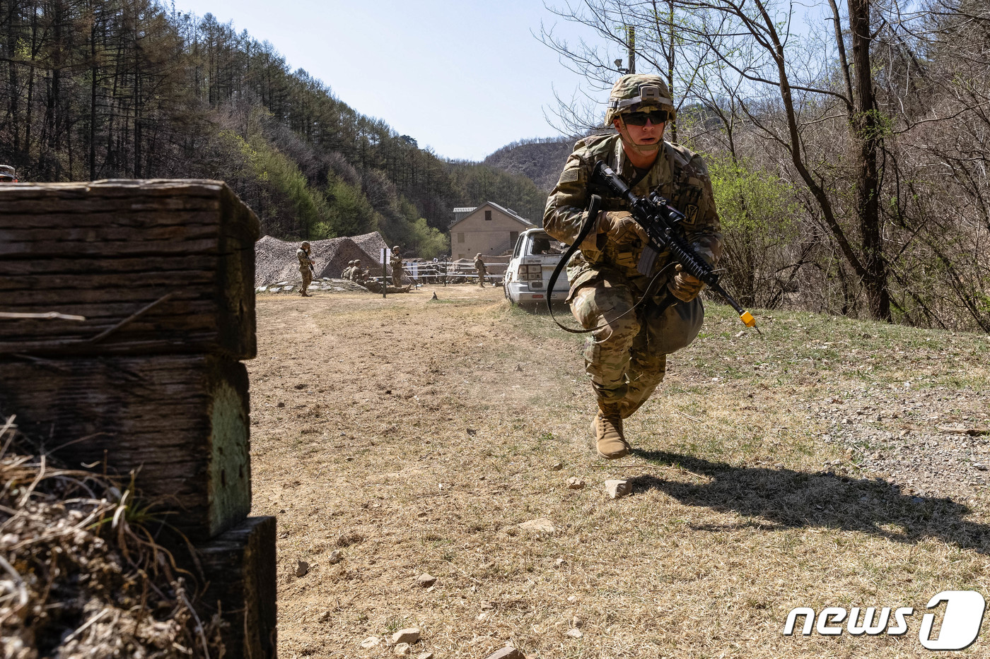 (서울=뉴스1) = 미 육군 501 정보여단 장병이 지난 9일 경기 포천시 로드리게즈 사격장에서 열린 '우수 보병 휘장, 우수 병사 휘장 및 우수 야전의무 휘장 훈련'에서 이동하고 …