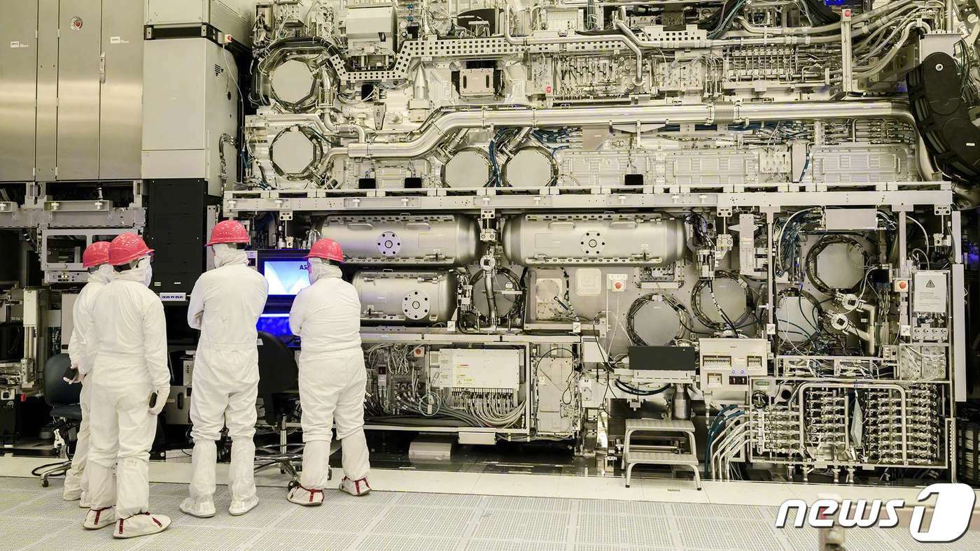 본문 이미지 - 인텔 파운드리가 미국 오리건주 반도체 공장에 설치한 하이&#40;High&#41;-NA 극자외선&#40;EUV&#41; 노광장비.&#40;인텔 제공&#41;