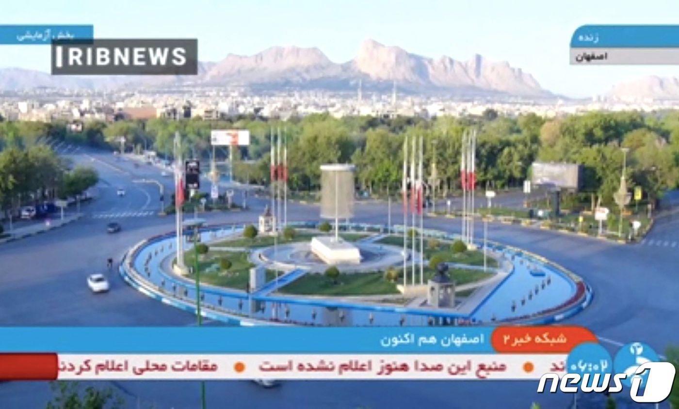 (AFP=뉴스1) 정윤영 기자 = 이란 국영 방송인 '이란 이슬람 공화국 방송(IRIB)'이 공습 직후 이스파한의 실시간 모습을 송출하고 있다. 2024.04.19.ⓒ AFP=뉴스 …