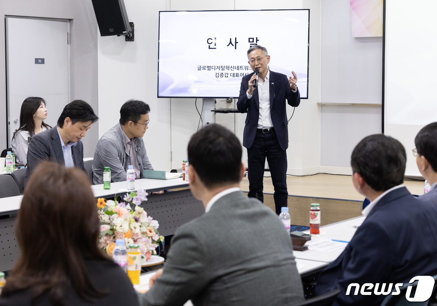 (성남=뉴스1) 이재명 기자 = 김종갑 글로벌디지털혁신네트워크 대표가 19일 오후 경기도 성남시 분당구 글로벌디지털혁신네트워크(GDIN)에서 열린 '반려동물 산업 육성 협의회' 제 …