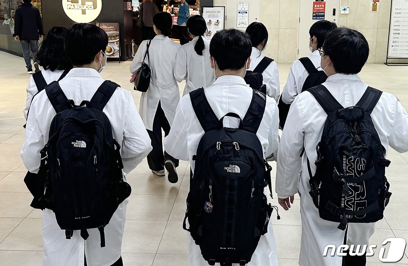 본문 이미지 - 정부가 의대 증원 규모를 일부 조정할 수 있게 하자는 국립대학교 총장들의 건의를 수용하기로 결정한 19일 오후 서울의 한 대학병원에서 의대생들이 이동하고 있다. 이날 한덕수 국무총리는 의대 증원 관련 특별 브리핑을 열고 “대학별 교육 여건을 고려해 올해 의대 정원이 확대된 32개 대학 중 희망하는 경우 증원된 인원의 50~100% 범위 안에서 2025학년도에 한해 신입생을 자율적으로 모집할 수 있도록 허용한다”라고 밝혔다. 2024.4.19/뉴스1 ⓒ News1 박지혜 기자