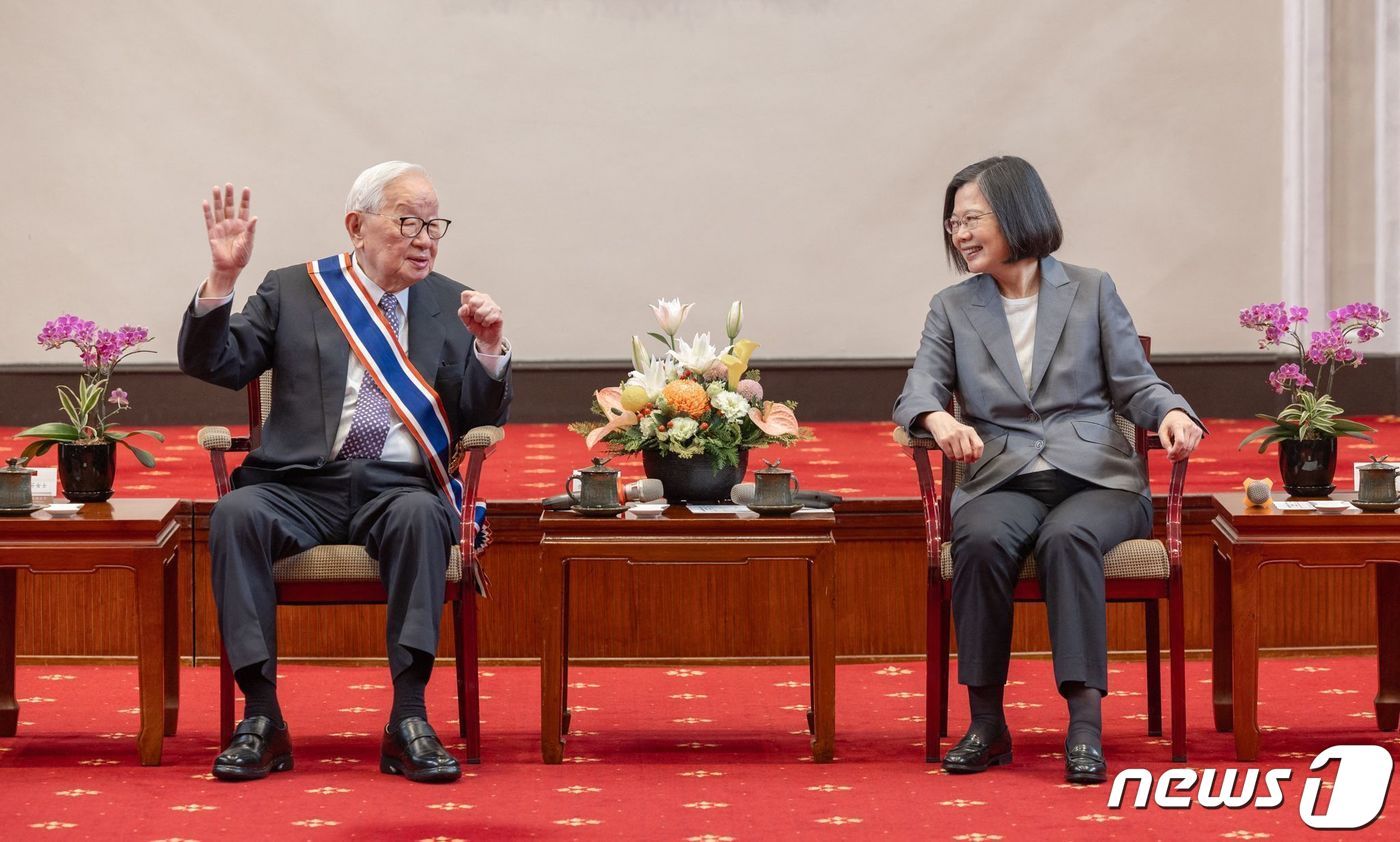 본문 이미지 - 세계 최대 파운드리업체 TSMC 창립자 모리스 창(장중머우)이 19일 차이잉원 총통으로부터 대만 최고명예 훈장을 수여한 후 환담하고 있다. 2024.04.19 ⓒ AFP=뉴스1 ⓒ News1 정지윤기자
