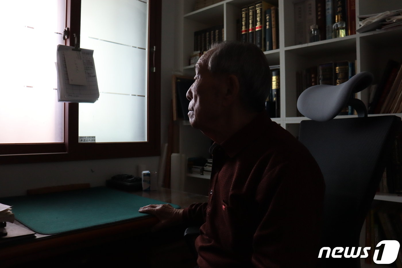 본문 이미지 - 국군포로 유가족 이강복씨가 창밖을 바라보며 북송된 가족들을 생각하고 있다. 2023.12.26/뉴스1 ⓒ News1 박동해 기자
