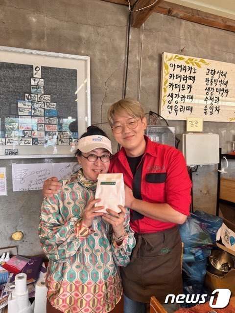 본문 이미지 - 전남 신안의 섬마을 소악도에서 기부카페에서 손님과 사진을 남기고 있는 김현우 씨(32).(본인 제공)2024.4.19/뉴스1