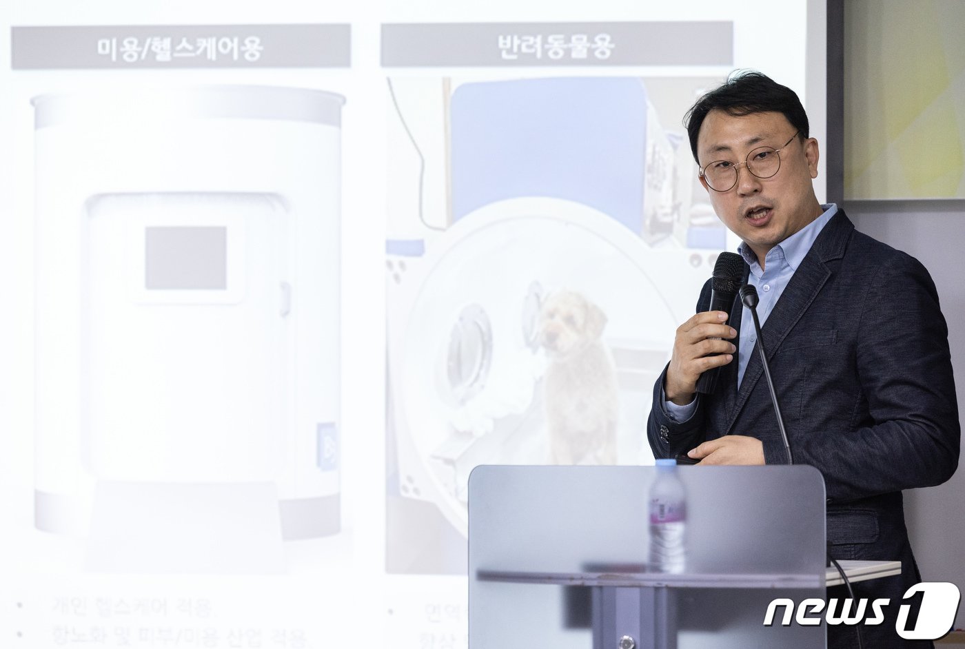 본문 이미지 - 문신희 셀씨존 이사가 19일 오후 경기도 성남시 분당구 글로벌디지털혁신네트워크(GDIN)에서 열린 '반려동물 산업 육성 협의회' 제2회 IR 데이에서 기업소개를 하고 있다. 이번 IR데이는 유망한 반려동물 스타트업을 발굴하고 투자 및 비즈니스 기회를 제공하는 한편 해외 진출까지 지원하기 위해 마련됐다. 2024.4.19/뉴스1 ⓒ News1 이재명 기자
