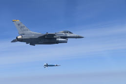 美 F-16 '공대지미사일 발사'