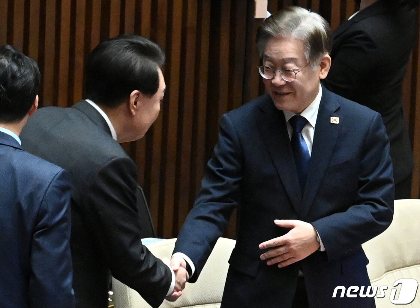 본문 이미지 - 윤석열 대통령이 19일 오후 3시 30분경 이재명 더불어민주당 대표와 전화 통화를 통해 다음주 적당한 시기에 용산에서 회동할 것을 제안했다고 대통령실이 밝혔다. 사진은 윤 대통령이 지난 2023년 10월 31일 2024년도 예산안 및 기금운용계획안에 대한 국회시정연설을 위해 서울 여의도 국회 본회의장에 들어서며 이재명 더불어민주당 대표와 악수하는 모습. (뉴스1 DB)2024.4.19/뉴스1