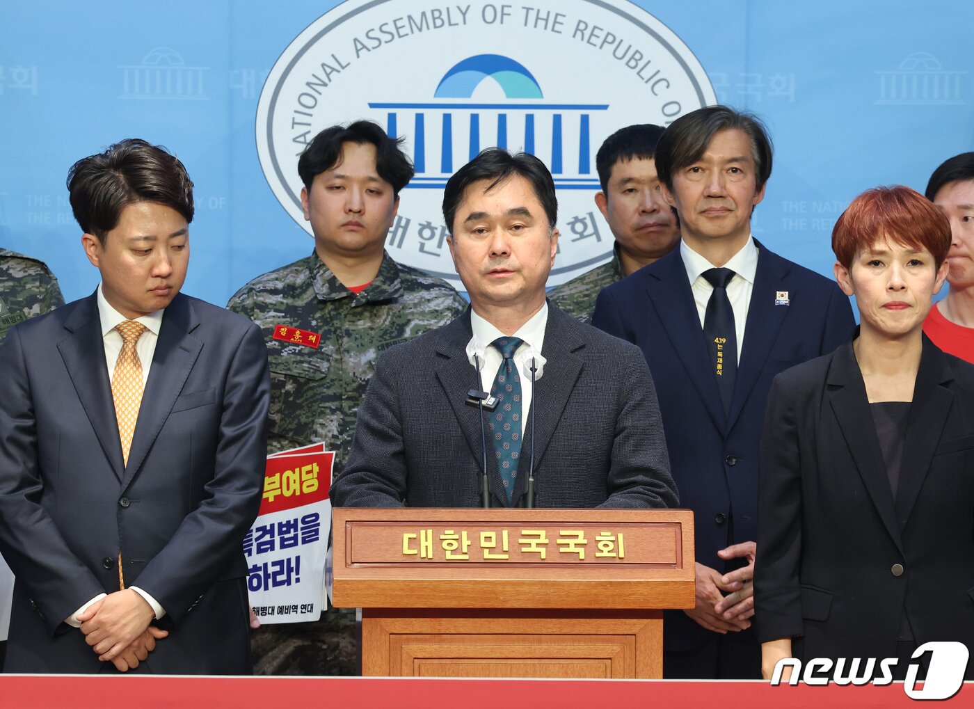 본문 이미지 - 김종민 새로운미래 의원이 19일 서울 여의도 국회 소통관에서 열린 &#39;야6당-해병대예비역연대,채상병 특검법 신속 처리 촉구 기자회견&#39;에서 발언을 하고 있다. 2024.4.19/뉴스1 ⓒ News1 ,송원영 기자