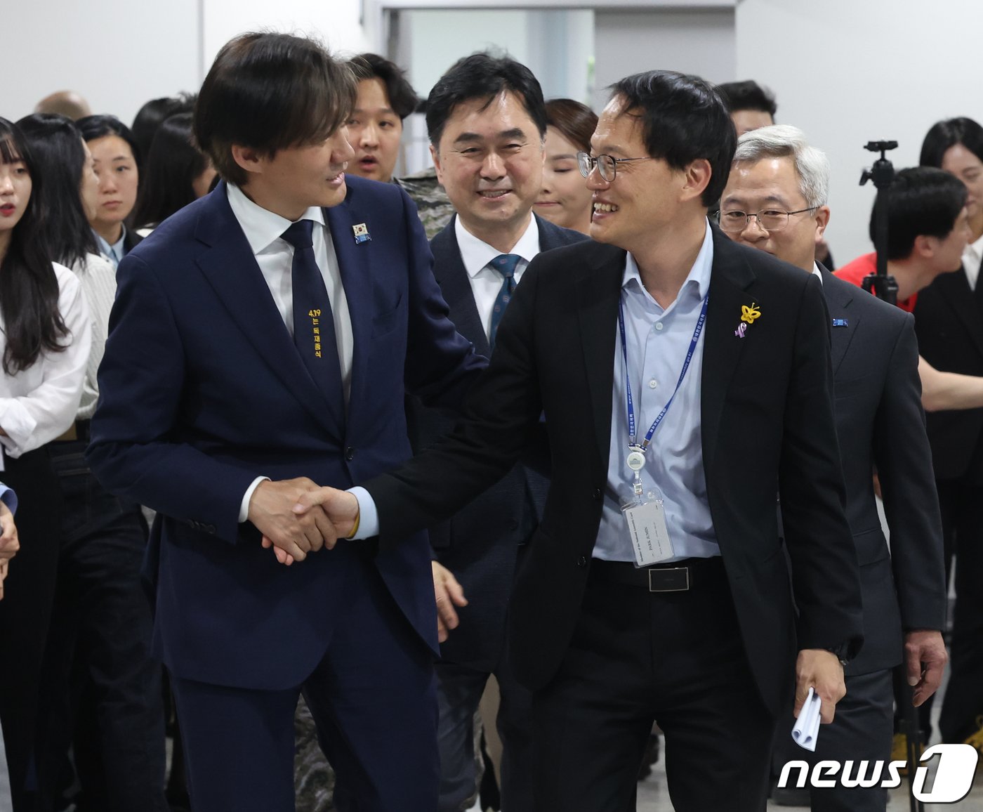 박주민 더불어민주당 원내수석부대표와 조국 조국혁신당 대표가 19일 서울 여의도 국회 소통관에서 열린 &#39;야6당-해병대예비역연대,채상병 특검법 신속 처리 촉구 기자회견&#39;에 참석 하고 있다. 2024.4.19/뉴스1 ⓒ News1 ,송원영 기자