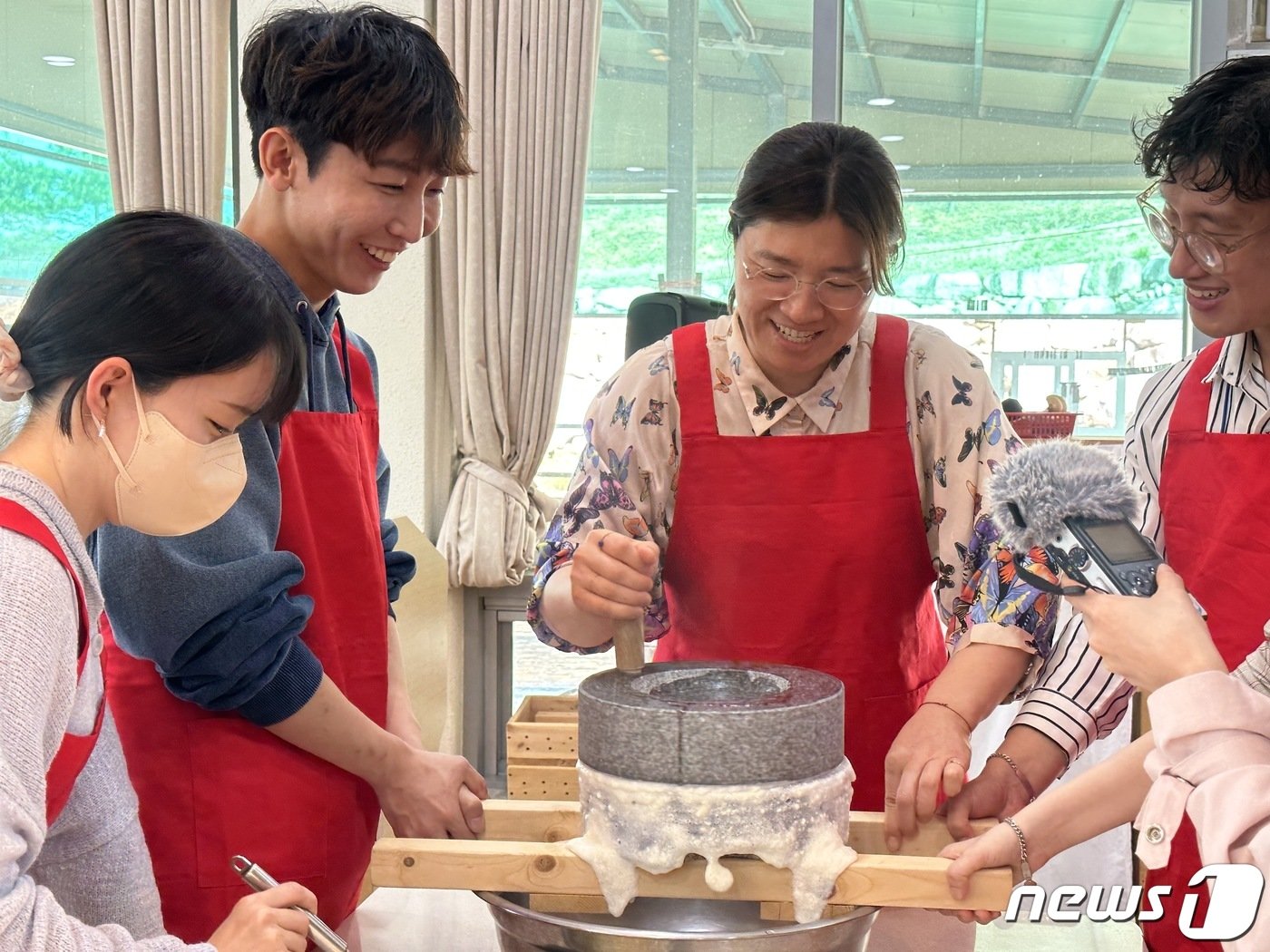 본문 이미지 - 시각장애 유튜버 김한솔 씨(왼쪽), 초당 순두부 만들기에 직접 나선 장미란 문화체육관광부 제2차관ⓒ News1 윤슬빈 기자