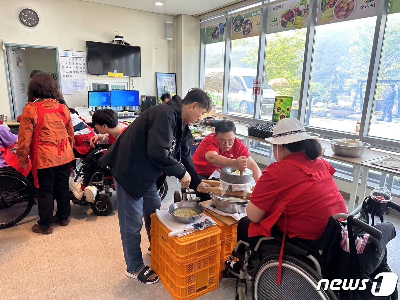 본문 이미지 - 소금강마을 에코센터에서 초당 순두부를 만드는 지체 장애인 여행단의 모습   ⓒ News1 윤슬빈 기자